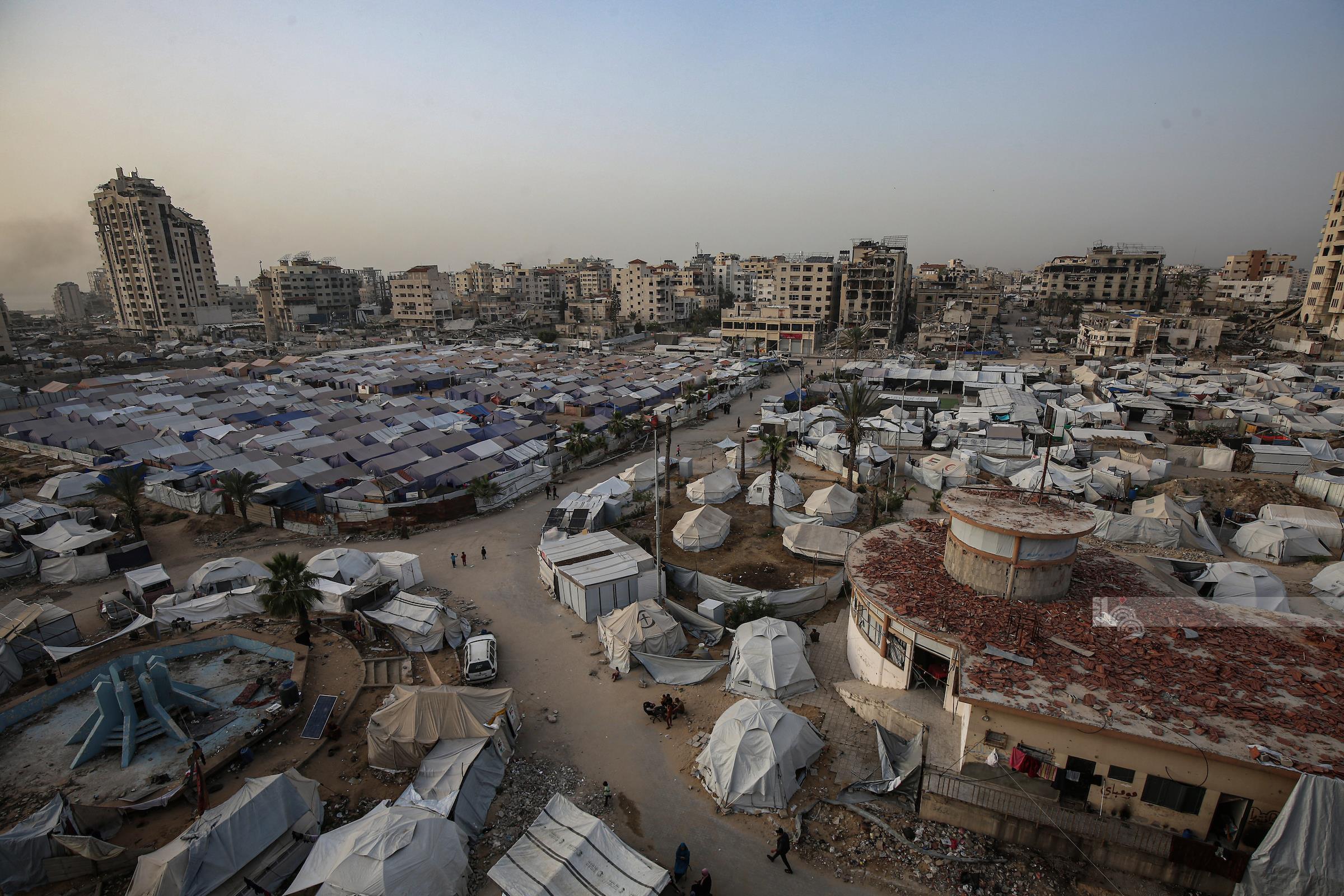 تكدس خيام النازحين في ساحة الكتيبة غرب مدينة غزة (وفا)